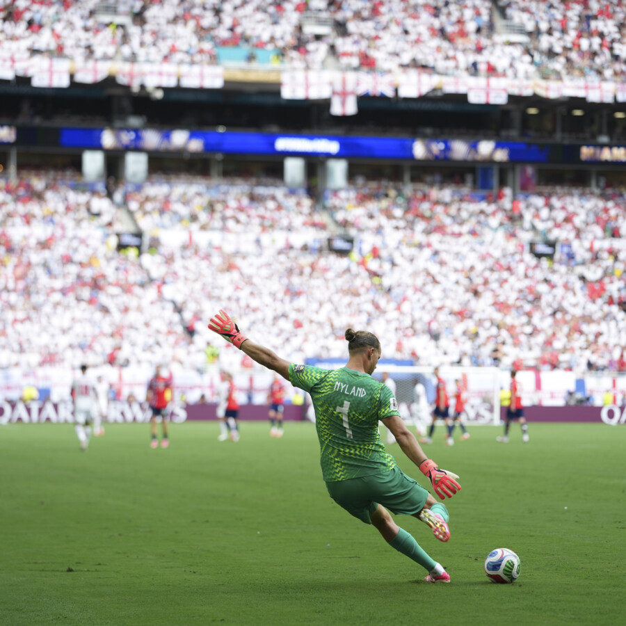 ノルウエーのGKニーランのフィードが空中に張られたカメラ用のワイヤーに当たった?(写真:新華社/アフロ)