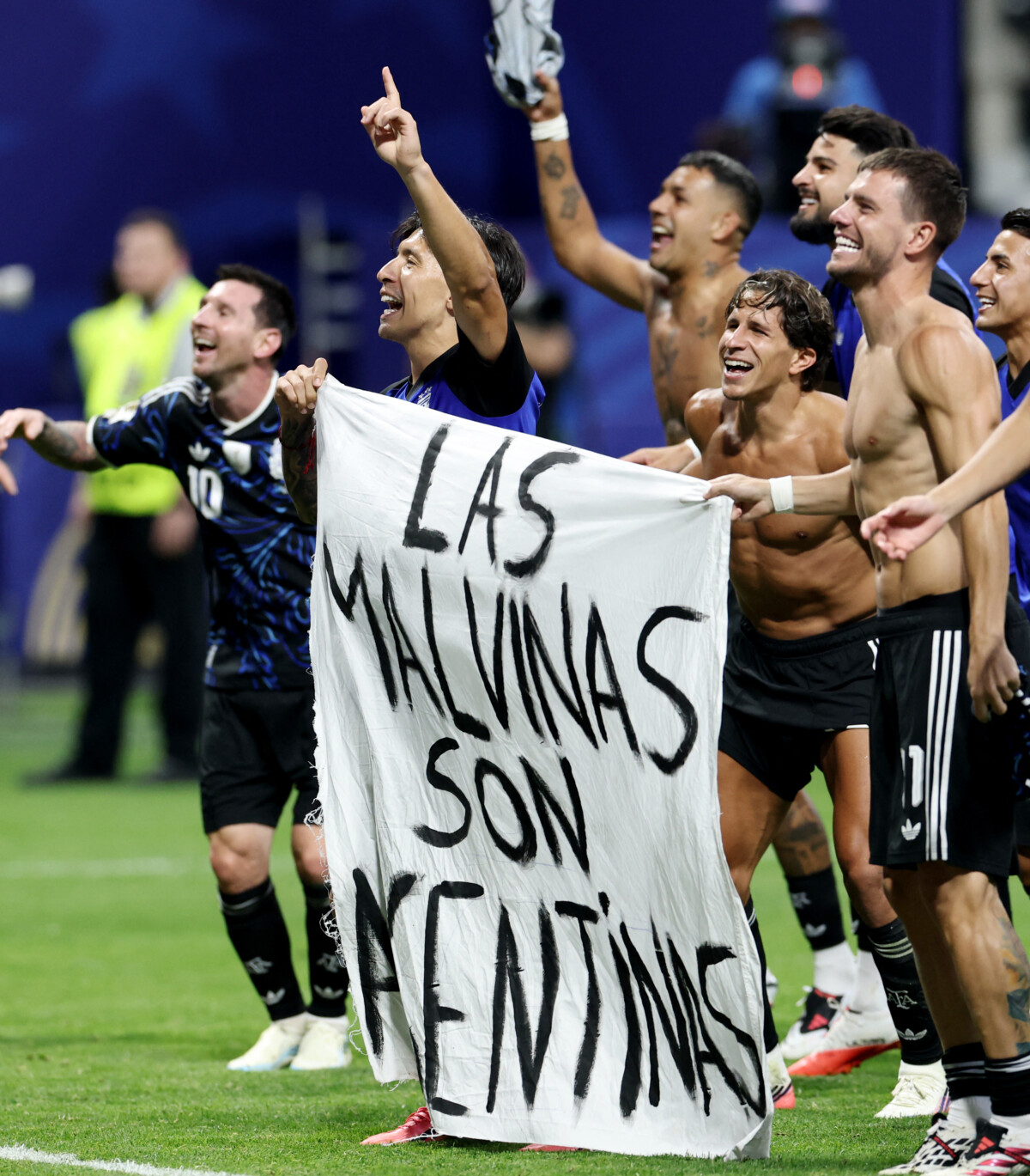 アルゼンチンのメンバーはイングランドに逆転勝利した後に政治的メッセージの横断幕を掲げた（写真・ロイター/アフロ）