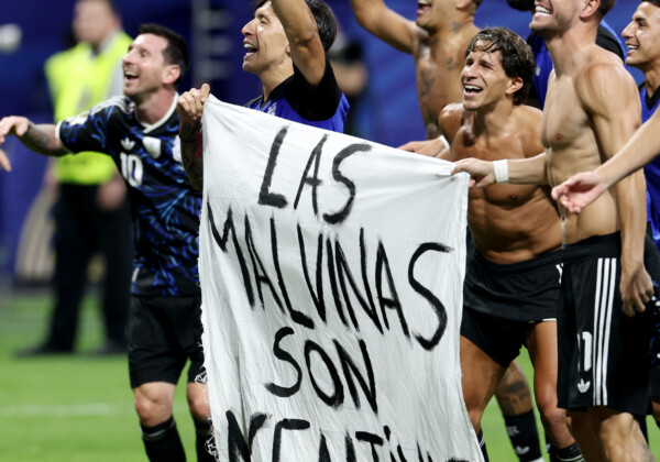 アルゼンチンのメンバーはイングランドに逆転勝利した後に政治的メッセージの横断幕を掲げた（写真・ロイター/アフロ）