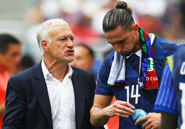 試合後にラビオ（右）が衝撃のチームメイト批判…代表ラストマッチだったデシャン監督（左）も困惑（写真・ロイター/アフロ）