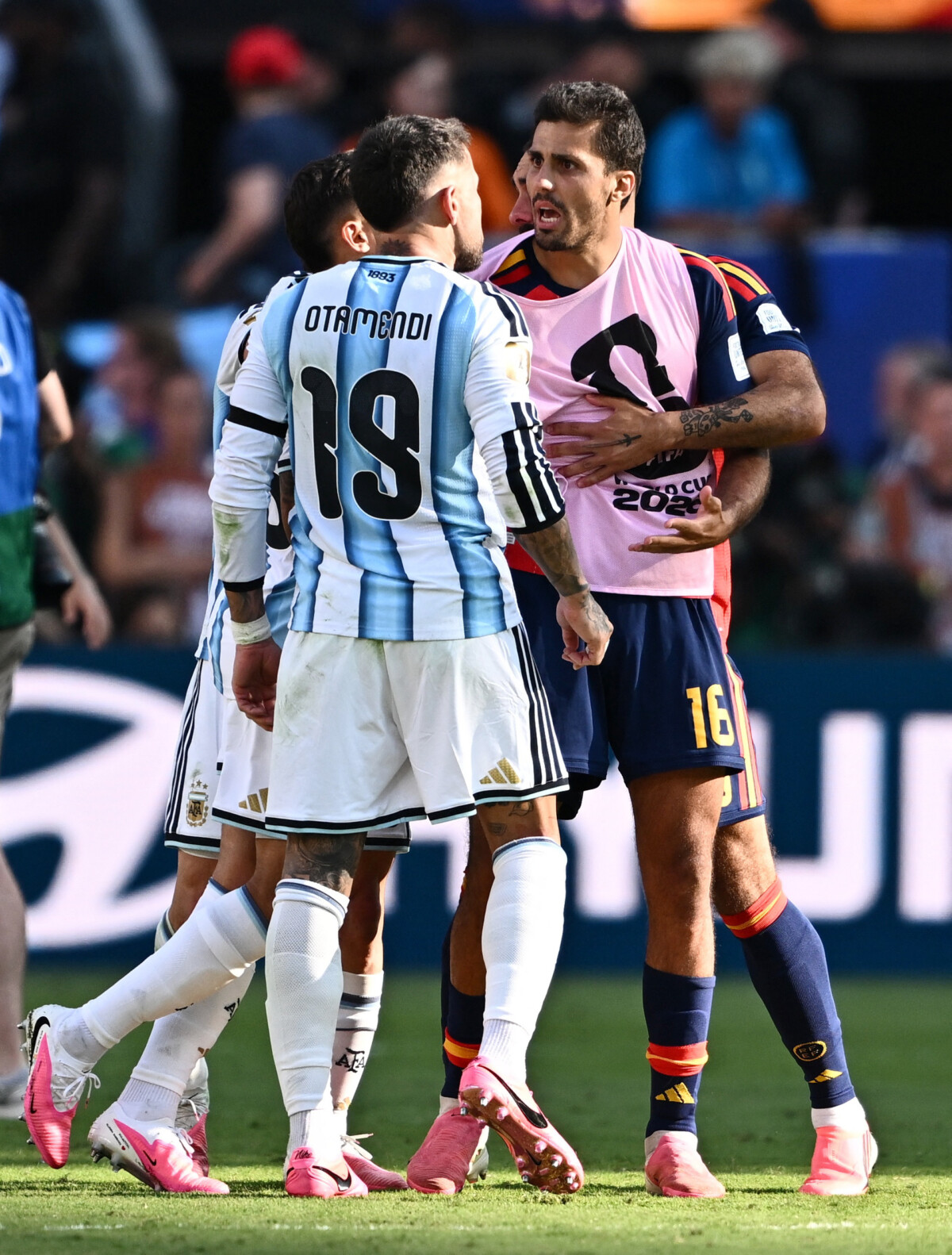 試合後にアルゼンチンのオタメンディ（左）とスペインのロドリ（右）が激しく口論（写真・ロイター/アフロ）