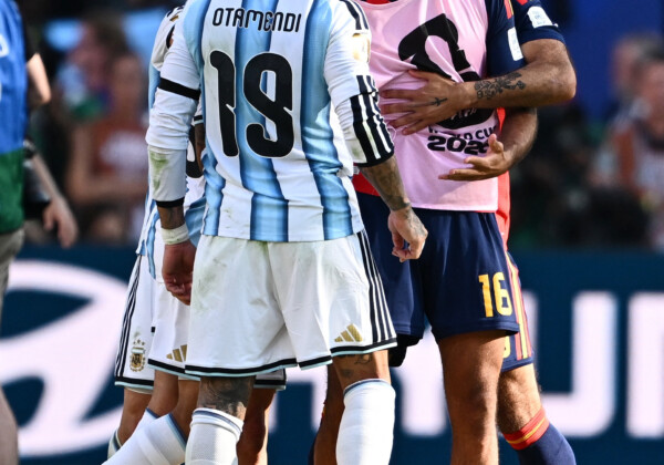 試合後にアルゼンチンのオタメンディ（左）とスペインのロドリ（右）が激しく口論（写真・ロイター/アフロ）