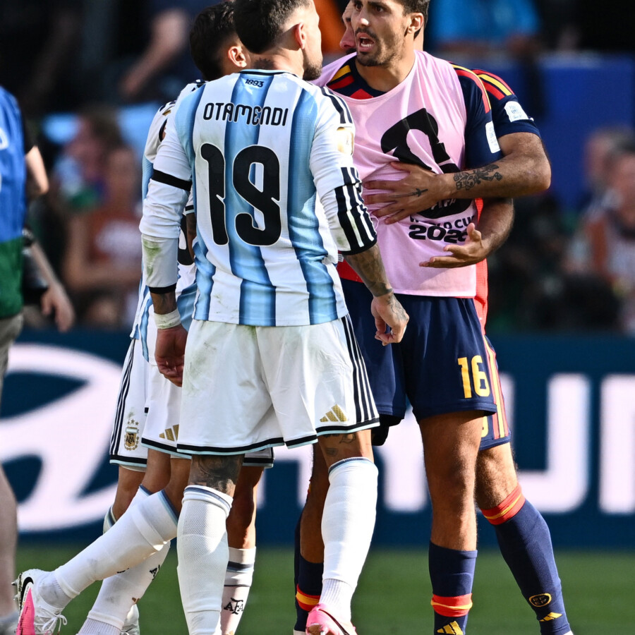 試合後にアルゼンチンのオタメンディ(左)とスペインのロドリ(右)が激しく口論(写真・ロイター/アフロ)