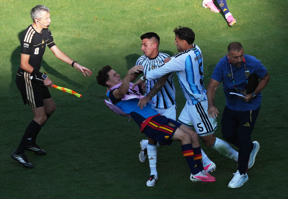 試合後にアルゼンチンのパレデスが大暴れしてガビを引きずり回した（写真・ロイター/アフロ）