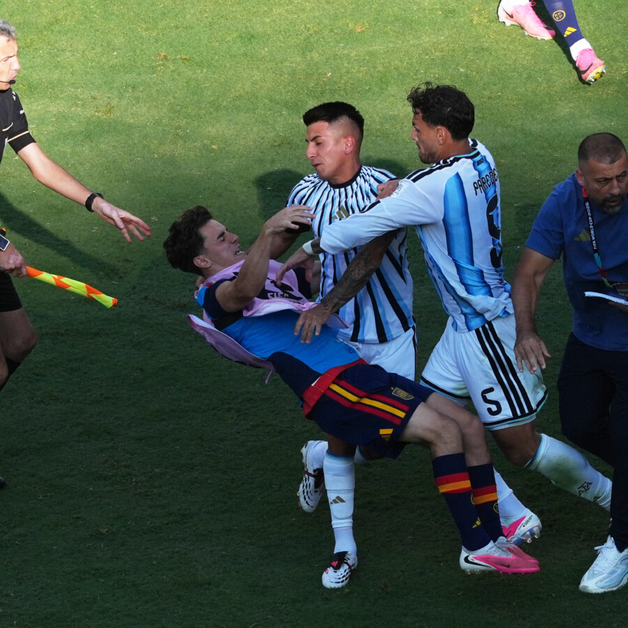 試合後にアルゼンチンのパレデスが大暴れしてガビを引きずり回した(写真・ロイター/アフロ)