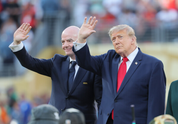 FIFAのインファンティーノ会長（左）はトランプ大統領の政治介入を許して米国選手の出場停止処分を猶予したことでも批判を浴びた（写真・スポーツ報知/アフロ）