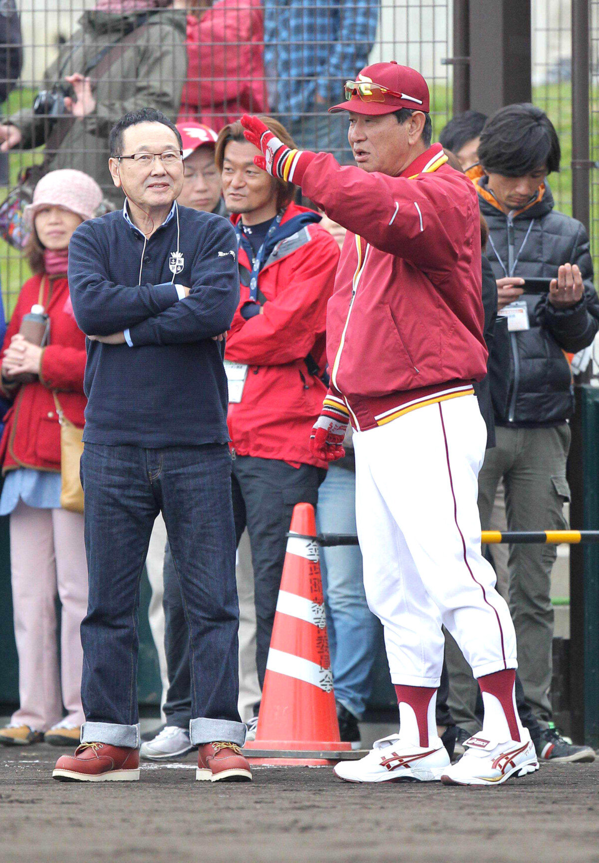 板東英二さんは公私で仲の良かった星野仙一氏が監督を務めていた楽天キャンプを2012年に訪れていた（写真・スポーツ報知/アフロ）