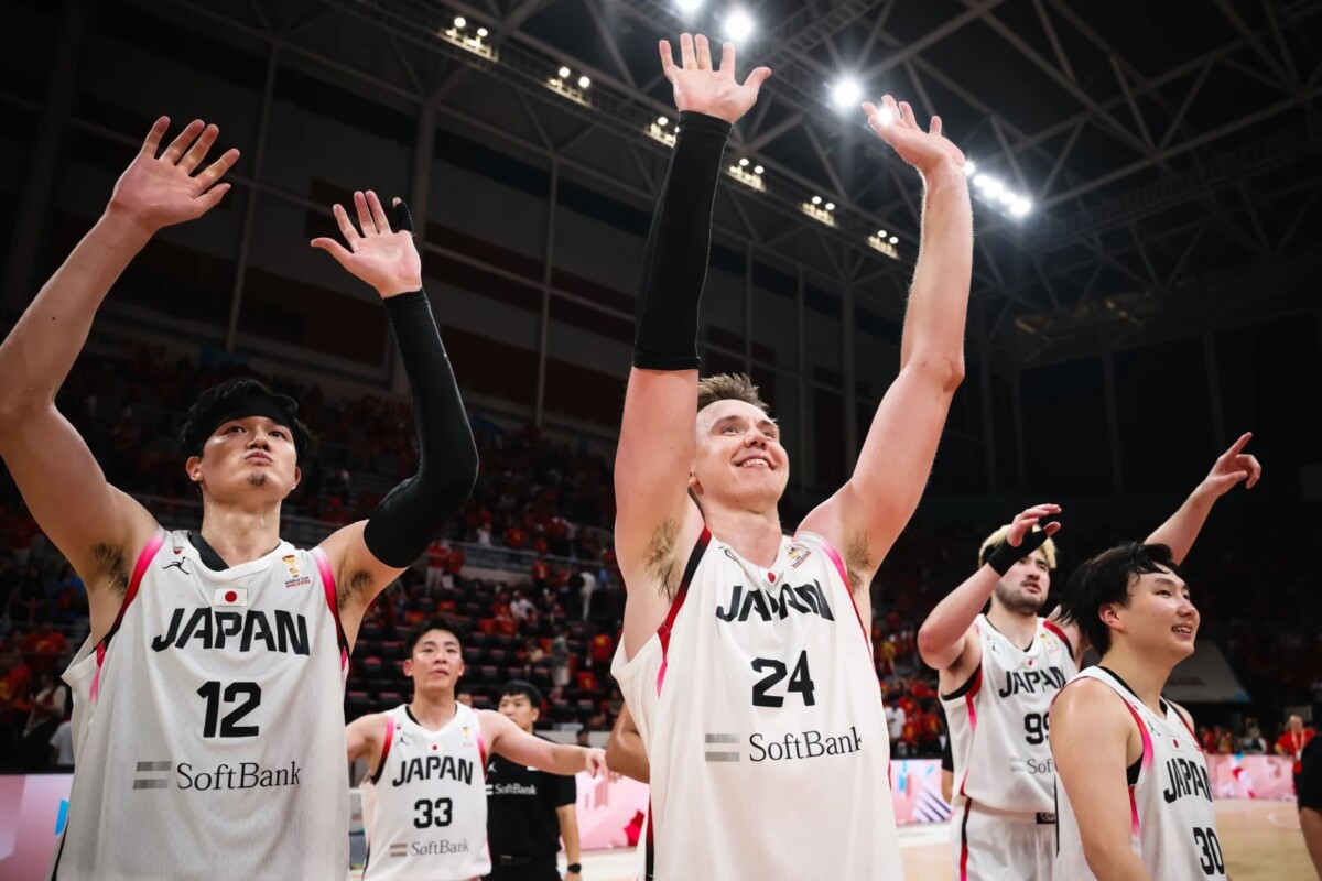 来年のW杯進出をかけたアジア予選で日本がホーキンソン（右）などの活躍で中国に圧勝し最終予選進出を決めた（写真・FIBA）