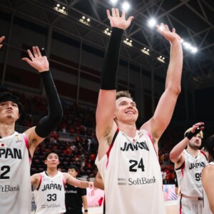 来年のW杯進出をかけたアジア予選で日本がホーキンソン（右）などの活躍で中国に圧勝し最終予選進出を決めた（写真・FIBA）