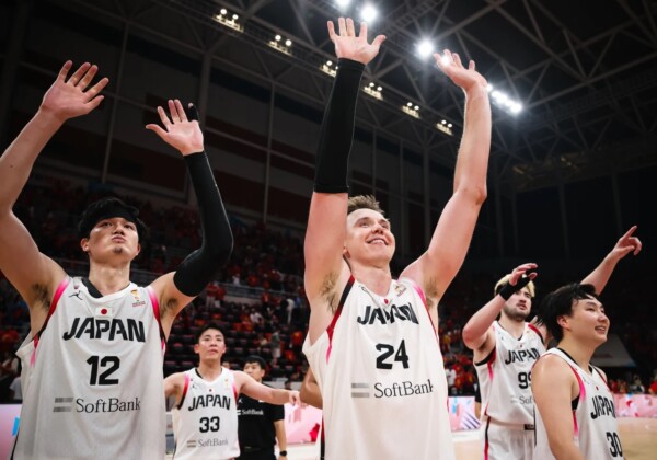来年のW杯進出をかけたアジア予選で日本がホーキンソン（右）などの活躍で中国に圧勝し最終予選進出を決めた（写真・FIBA）