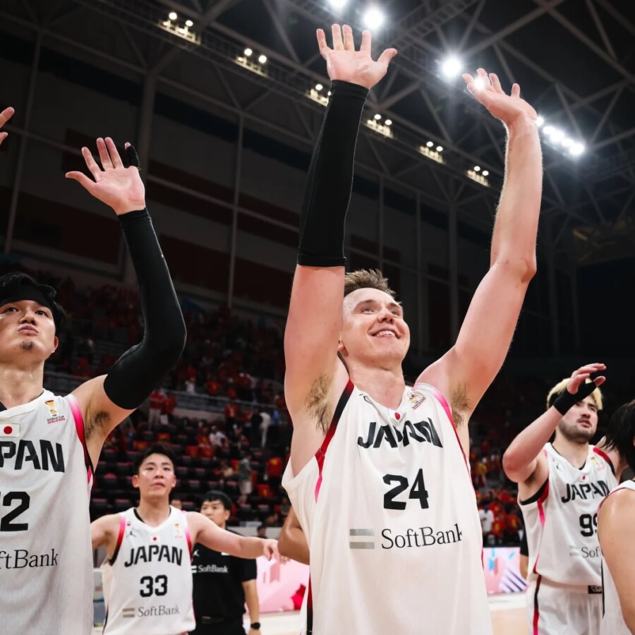 来年のW杯進出をかけたアジア予選で日本がホーキンソン（右）などの活躍で中国に圧勝し最終予選進出を決めた（写真・FIBA）