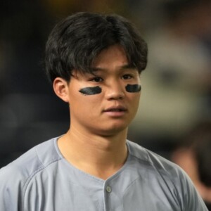 　阪神の得点力は森下、佐藤の2人のバットに依存している部分が多い。竹丸は立ち上がりに苦しんだが、1回一死二塁で森下、佐藤が凡退した。 　森下は3回にセンター前ヒットを放つも、この6試合の打率は.136と低調。佐藤は死球の後は2三振に終わっている。反撃の見せ場を作れないまま、1－5の完敗だった。 　ただ敗戦の中でも収穫があった。4番手として8回に登板した新外国人左腕のセベリーノだ。石塚にヒットを許すも佐々木、浦田から三振を奪い1イニングを無失点に抑えた。ストレートは157キロをマークし、変化球でもストライクが取れる。勝ちパターンのブルペンが岩崎、ドリス、工藤、そして木下までの阪神にとってセベリーノがそこに加われる実力を示したのが大きい。 　一方で怪我人の多い巨人だが、7月で6本塁打のダルペックが本格化し、浦田、佐々木、小濱、石塚ら若手が存在感を示し始め、エースの山崎伊織が復活し、すでに、中日戦で1勝をあげているメジャー帰りの小笠原が先発に加わるなど、戦力が整いつつある。 　前出の評論家はこう分析する。 「ダルベックはテイクバックが明らかにコンパクトになり、日本野球への対応ができつつある。浦田らの“ちびっこギャング”みたいな若手が実力をつけ始めているのも大きい。先発も山崎、小笠原が加わることで厚みが出ている。大勢の離脱は痛いが、残り約50試合で、阪神との一騎打ちに応じる体制が整ってきている。だからこそ阪神は隙を見せてはならない」 　阪神は首位攻防戦に連敗して2位に落ち巨人とは1ゲーム差。絶対に負けられない今日26日の前半戦最後のGT戦は村上と新加入小笠原のマッチアップだ。