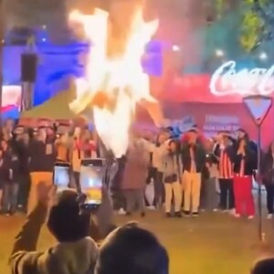 ＳＮＳで拡散されたエムバペ人形が燃やされるシーン（ＲＭＣスポーツＸより）