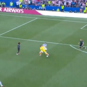 米国ＧＫが騒動の最中のベルギー戦でこの位置でボールを失う痛恨ミス（DAZNJapanＸより）
