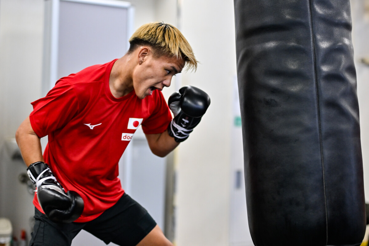 プロ2戦目に挑む藤木勇我は公開練習でシャドー、ミット打ち、サンドバック打ちを披露（写真・山口裕朗）