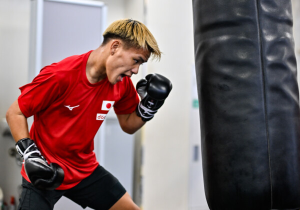 プロ2戦目に挑む藤木勇我は公開練習でシャドー、ミット打ち、サンドバック打ちを披露（写真・山口裕朗）