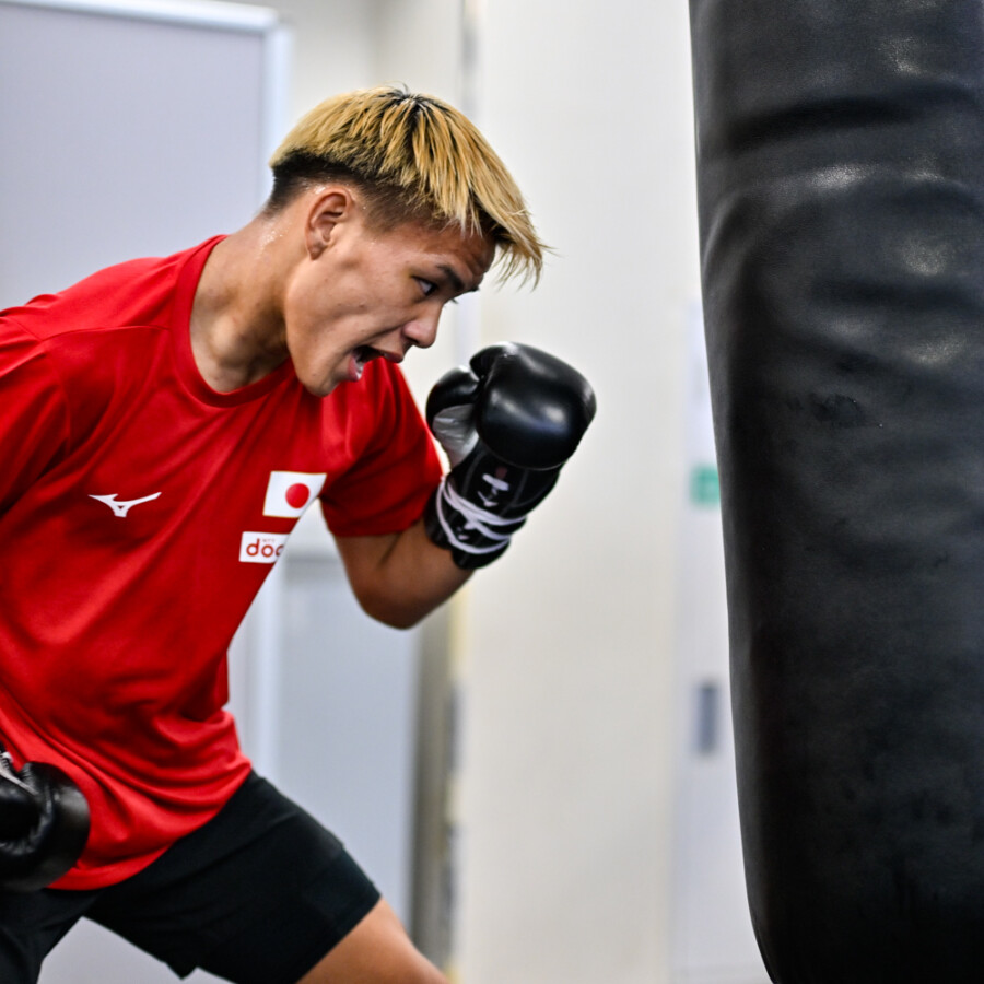 プロ2戦目に挑む藤木勇我は公開練習でシャドー、ミット打ち、サンドバック打ちを披露(写真・山口裕朗)