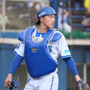 横浜DeNAの松尾は打撃では3打点の活躍も捕手としてはリードに問題があり1イニング8失点の炎上を止めきれなかった（資料写真・黒田史夫）