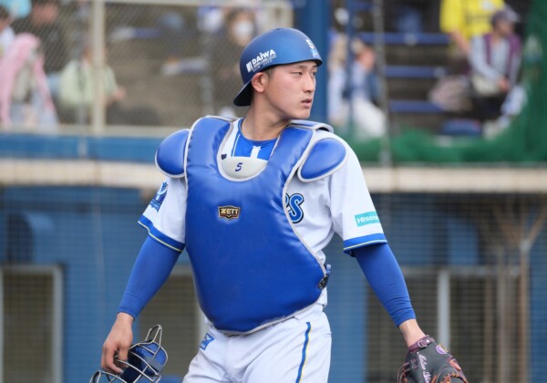 横浜DeNAの松尾は打撃では3打点の活躍も捕手としてはリードに問題があり1イニング8失点の炎上を止めきれなかった（資料写真・黒田史夫）