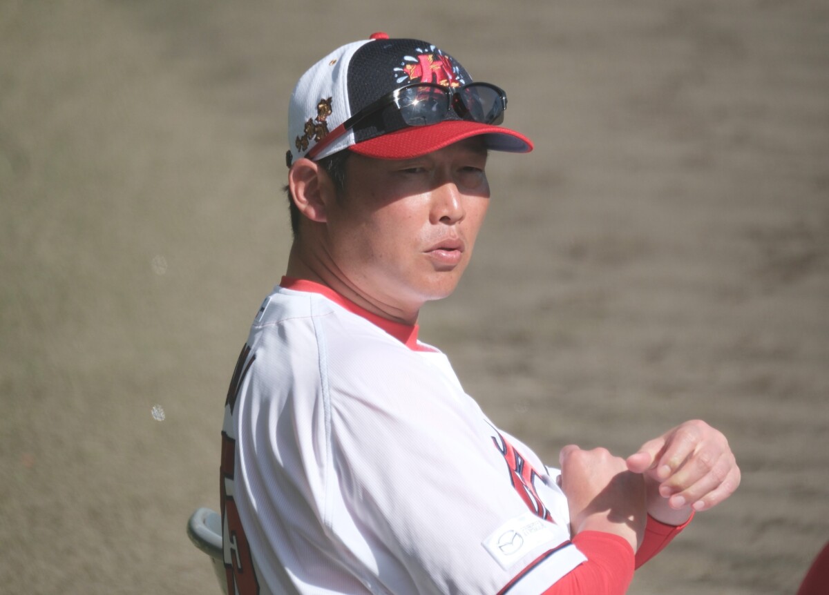 新井監督がミス連発の小園を今季2度目の懲罰交代させたがSNSではゾンビタバコ疑惑と結びつけられ厳しい意見が飛び交う（資料写真・黒田史夫）