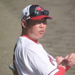 新井監督がミス連発の小園を今季2度目の懲罰交代させたがSNSではゾンビタバコ疑惑と結びつけられ厳しい意見が飛び交う（資料写真・黒田史夫）