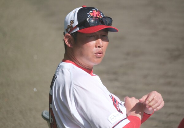 新井監督がミス連発の小園を今季2度目の懲罰交代させたがSNSではゾンビタバコ疑惑と結びつけられ厳しい意見が飛び交う（資料写真・黒田史夫）