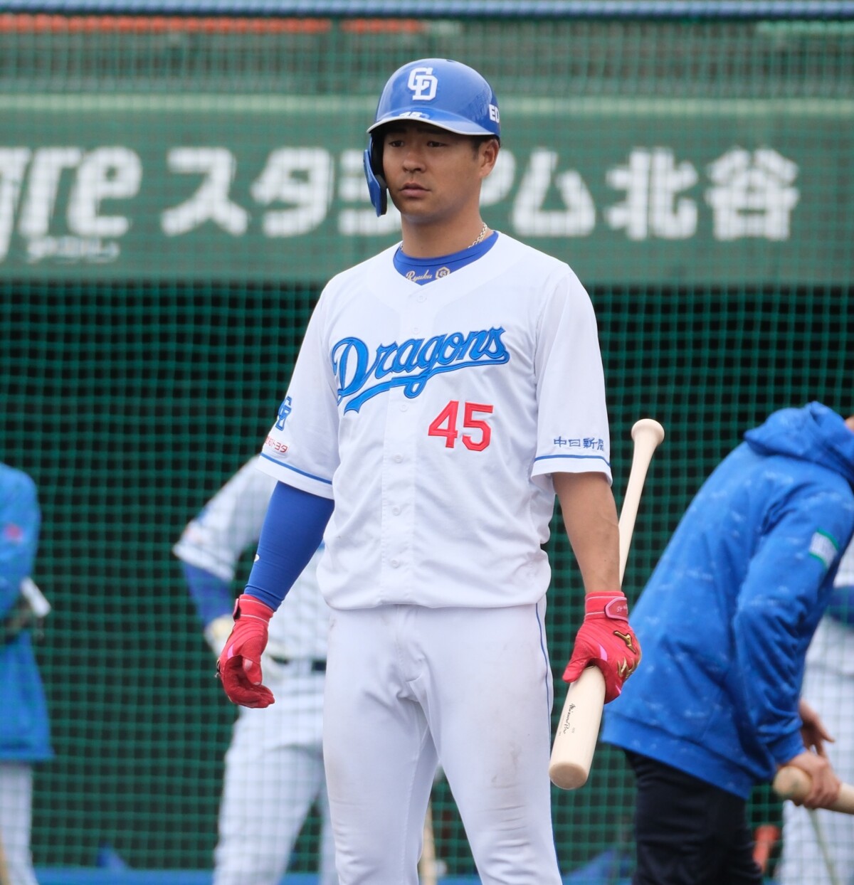 中日の土田龍空が8回に阪神の桐敷拓馬の死球を背中に受けて骨折（資料写真・黒田史夫）