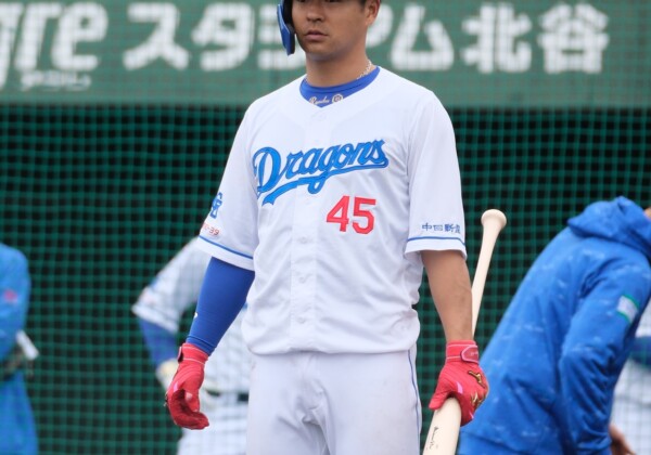 中日の土田龍空が8回に阪神の桐敷拓馬の死球を背中に受けて骨折（資料写真・黒田史夫）