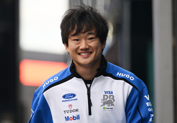 サーキットに帰ってきた角田裕毅は自然と笑みがこぼれた(Getty Images / Red Bull Content Pool)
