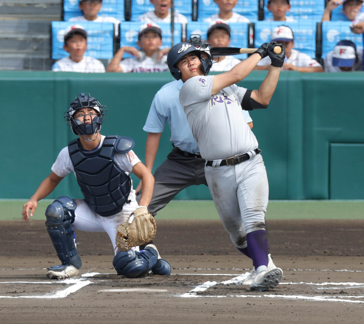 花巻東の“大砲”古城が豪快な二塁打を放つ（写真・スポーツ報知/アフロ）
