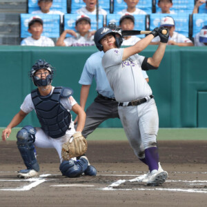 花巻東の“大砲”古城が豪快な二塁打を放つ（写真・スポーツ報知/アフロ）
