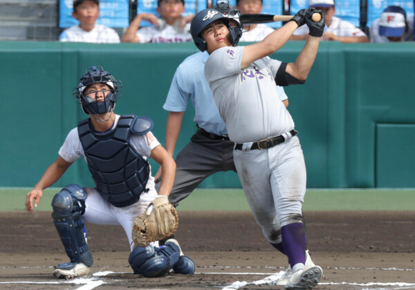 花巻東の“大砲”古城が豪快な二塁打を放つ（写真・スポーツ報知/アフロ）