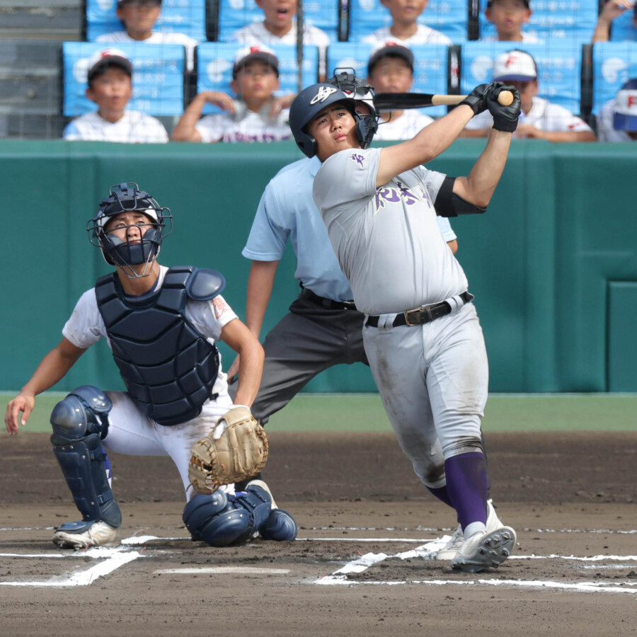 花巻東の“大砲”古城が豪快な二塁打を放つ(写真・スポーツ報知/アフロ)