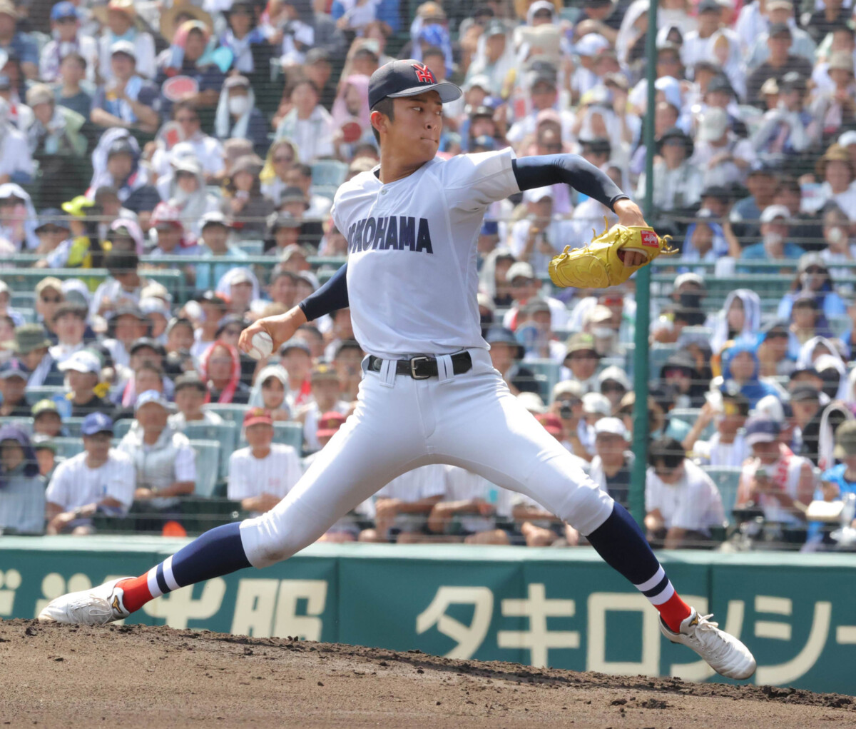 横浜の織田が沖縄尚学戦で最速154㎞をマークした（写真・スポーツ報知/アフロ）