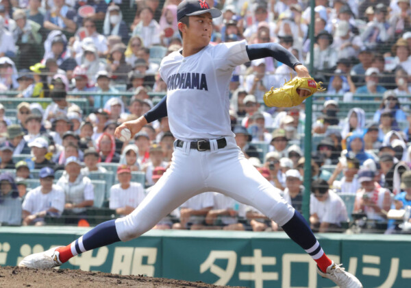 横浜の織田が沖縄尚学戦で最速154㎞をマークした（写真・スポーツ報知/アフロ）