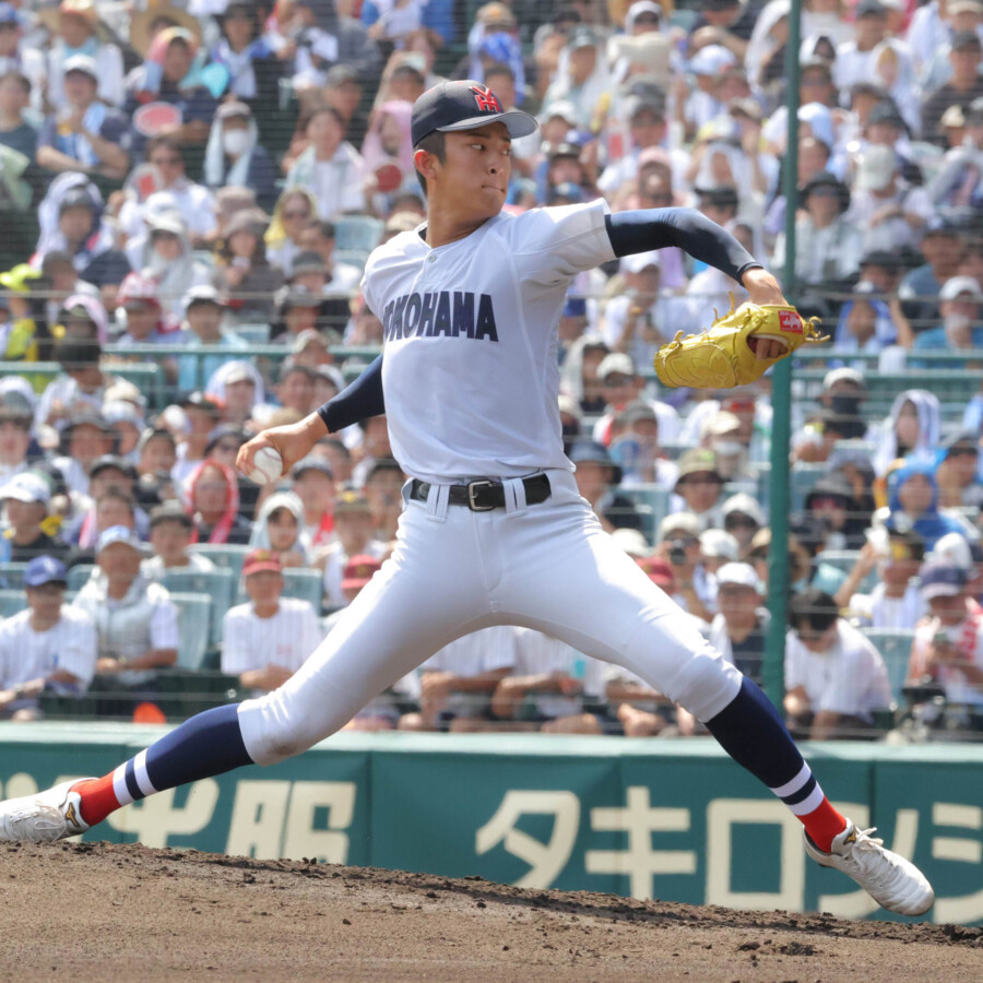 横浜の織田が沖縄尚学戦で最速154㎞をマークした（写真・スポーツ報知/アフロ）