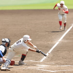 智弁和歌山が8回一死二、三塁で同点スクイズを決める（写真・スポーツ報知/アフロ）