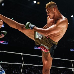 規格外のエドポロキングが極真空手の元世界王者を膝蹴りで沈めた（RIZIN FF)