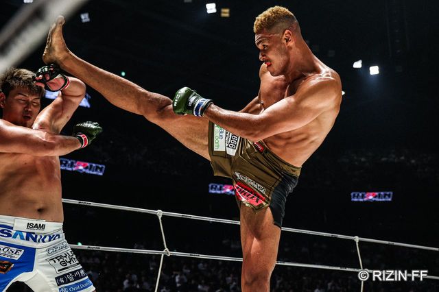 規格外のエドポロキングが極真空手の元世界王者を膝蹴りで沈めた(RIZIN FF)