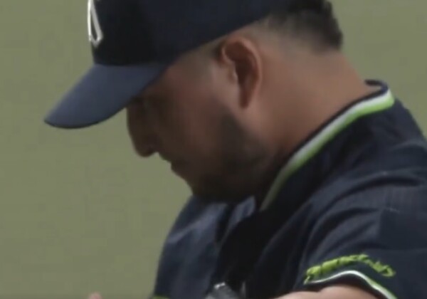 3試合連続救援失敗のキハダはうなだれてベンチへ（DAZN Japan BASEBALL公式Ｘより）