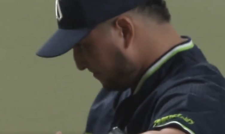 3試合連続救援失敗のキハダはうなだれてベンチへ（DAZN Japan BASEBALL公式Ｘより）