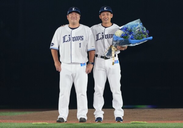 西武の栗山巧の引退セレモニーに登場した中村剛也はドラフト同期だ（西武ライオンズ公式Xより）