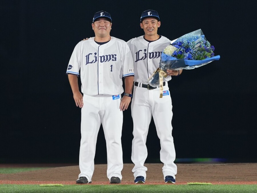 西武の栗山巧の引退セレモニーに登場した中村剛也はドラフト同期だ（西武ライオンズ公式Xより）