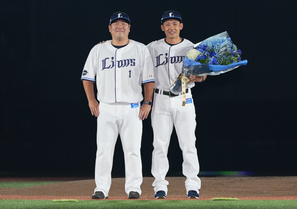 西武の栗山巧の引退セレモニーに登場した中村剛也はドラフト同期だ（西武ライオンズ公式Xより）