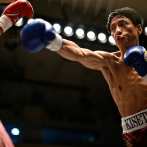 藤原季節は逃げずに殴りあった（写真・山口裕朗）