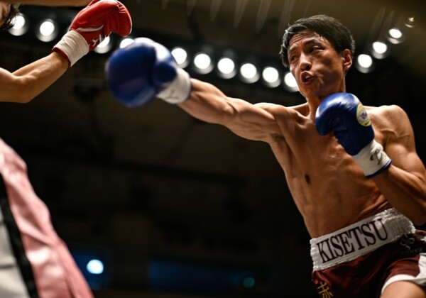 藤原季節は逃げずに殴りあった（写真・山口裕朗）