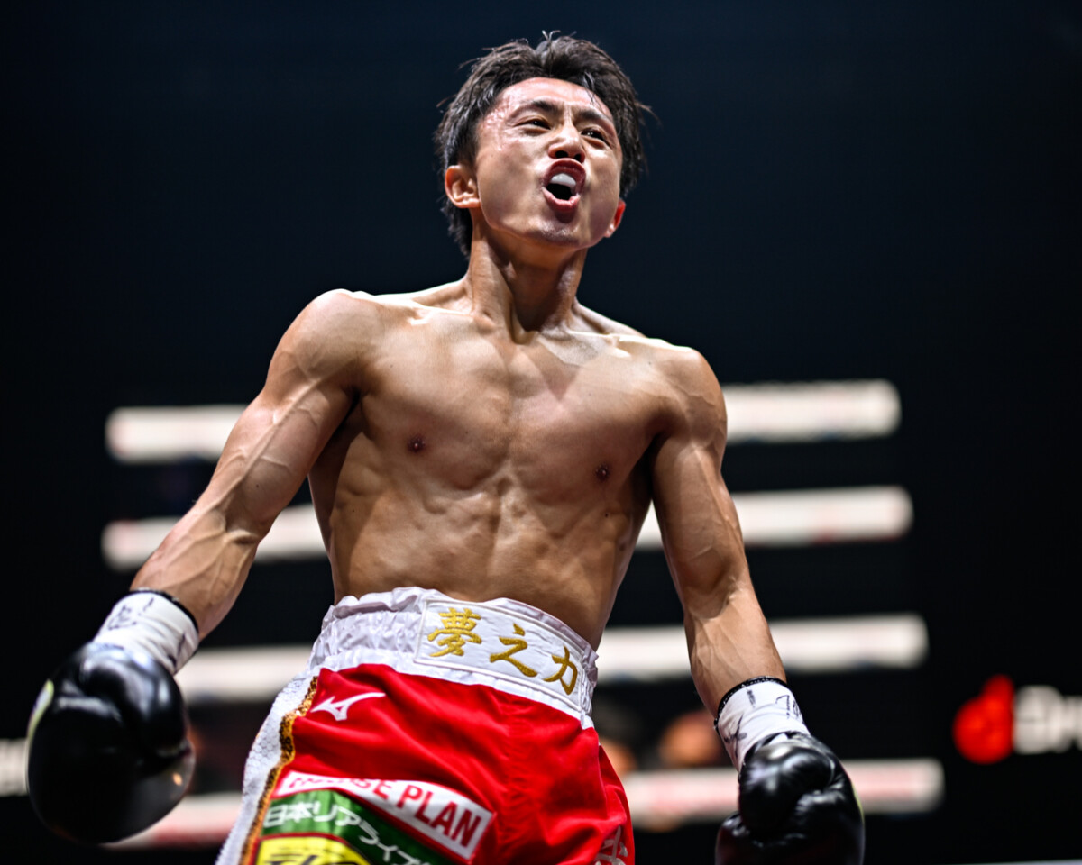 石井武志が衝撃の65秒KOでWBA世界ミニマム級王者に（写真・山口裕朗）