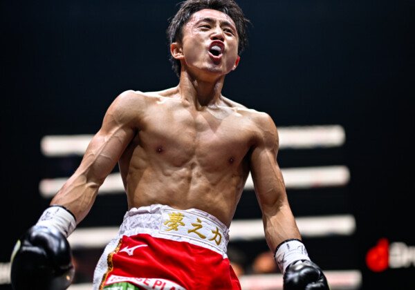 石井武志が衝撃の65秒KOでWBA世界ミニマム級王者に（写真・山口裕朗）