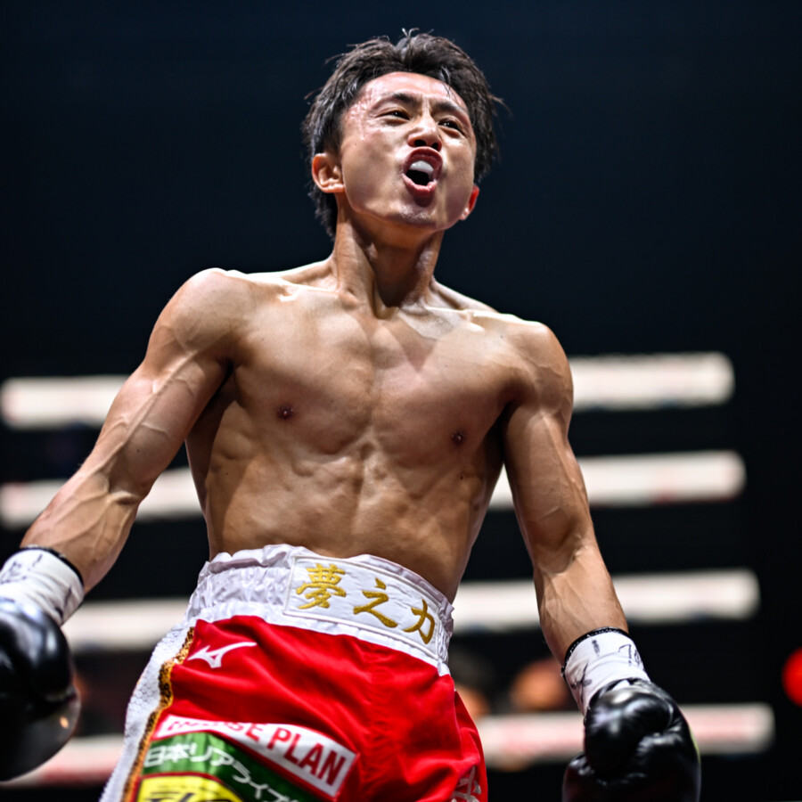 石井武志が衝撃の65秒KOでWBA世界ミニマム級王者に(写真・山口裕朗)