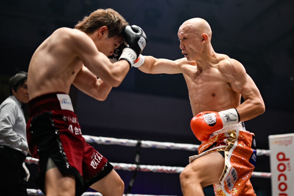 前半は松本圭佑（右）がリードしたが…（写真・山口裕朗）